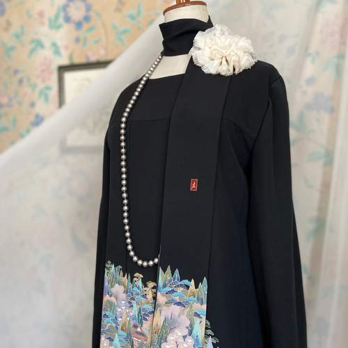 友禅染の黒留袖からの着物リメイクドレスです Ｍサイズ　着丈１２５cm 友禅染の黒留袖からの着物リメイクドレスです Mサイズ 着丈