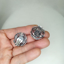オリジナルデザイン手作り一点もの　silverイヤリングe02「薔薇の蕾は早く摘め 時は過ゆく」 5枚目の画像