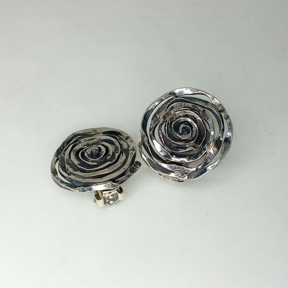 オリジナルデザイン手作り一点もの　silverイヤリングe02「薔薇の蕾は早く摘め 時は過ゆく」 2枚目の画像
