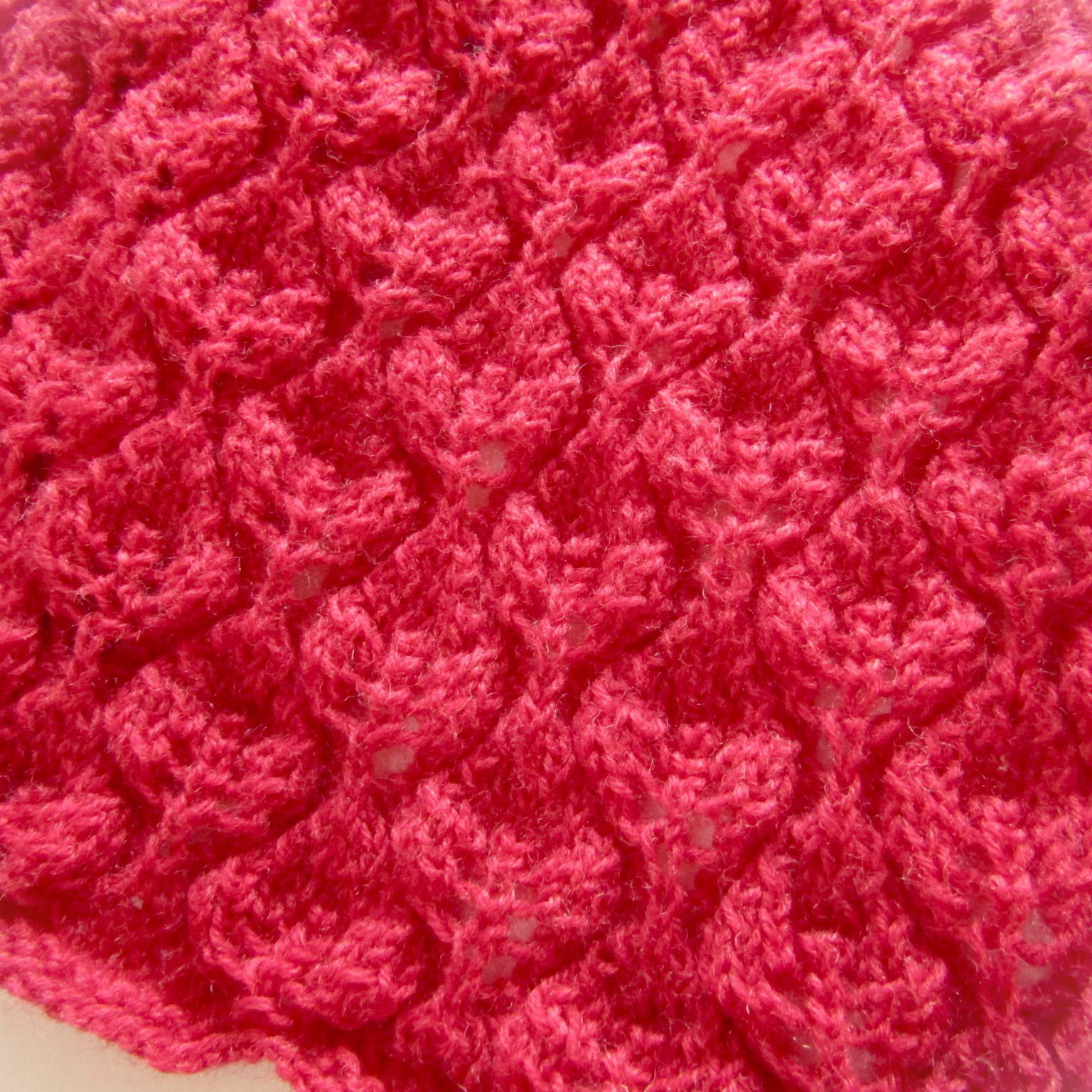 ❁手編み❁木の葉模様のストール(ルビー)❁creema限定❁