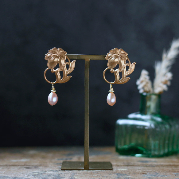 大號復古黃銅花朵和淡水珍珠耳環 第3張的照片