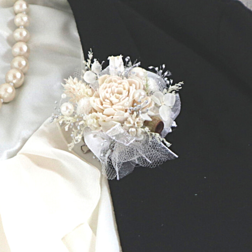 コサージュ 位置 女性 卒業式 入学式 結婚式 髪飾り 付け方 白 