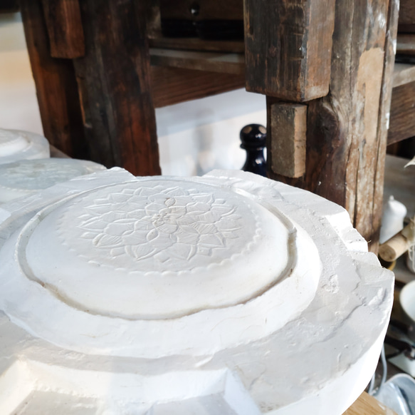 刻花草木紋皿｜陶器のキャンドルプレート キャンドルトレイ アクセサリートレイ 6枚目の画像