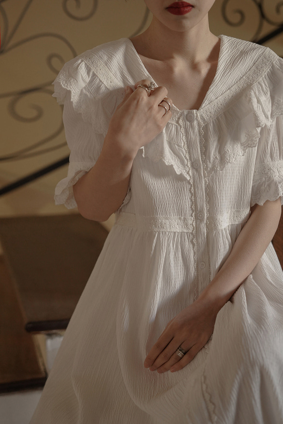 白色 法式復古花邊V領洋裝 棉質褶皺機理垂墜風琴寬鬆A字連身裙 第11張的照片