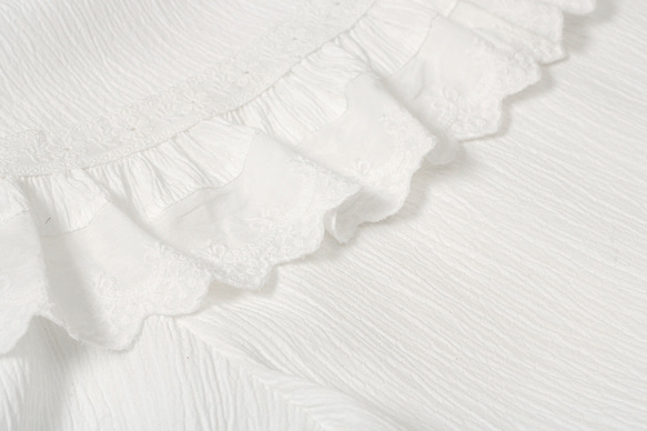 白色 法式復古花邊V領洋裝 棉質褶皺機理垂墜風琴寬鬆A字連身裙 第7張的照片