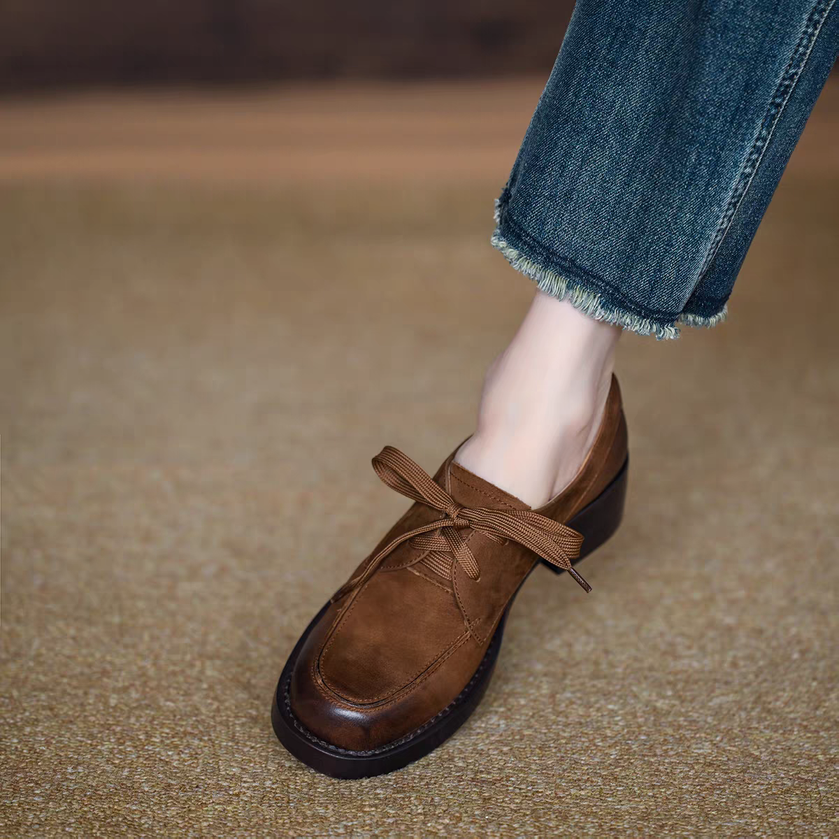 ひもで調整できるため、歩きやすく疲れにくい履き心地。レースアップシューズ レディースシューズ ローヒール マニッシュ