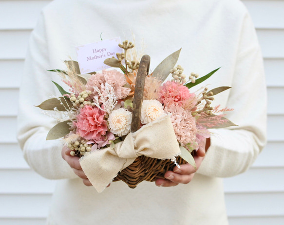 【母の日以降お届け】ふんわりカーネーションのプリザーブドフラワーバスケット【キット】 1枚目の画像