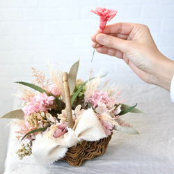 【母の日以降お届け】ふんわりカーネーションのプリザーブドフラワーバスケット【キット】 3枚目の画像
