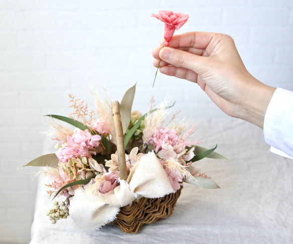 【母の日以降お届け】ふんわりカーネーションのプリザーブドフラワーバスケット【キット】 3枚目の画像