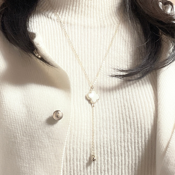 ホワイトフラワーが胸元に咲くY字セミロングネックレス 4枚目の画像