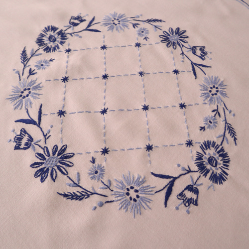 ドイツの手仕事/青いお花と格子柄の手刺繍 カーテン・オーバータオル