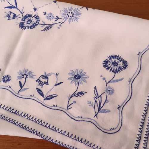 ドイツの手仕事/青いお花と格子柄の手刺繍 カーテン・オーバータオル