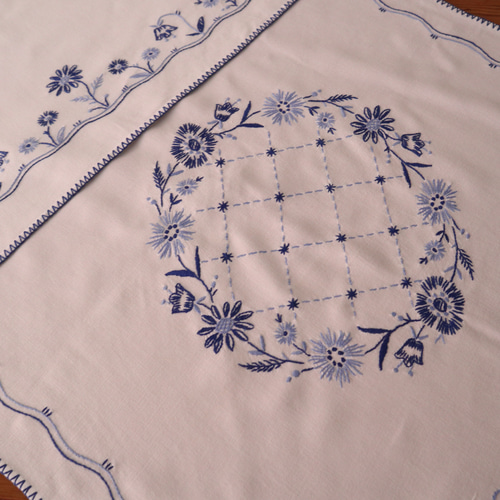 ドイツの手仕事/青いお花と格子柄の手刺繍 カーテン・オーバータオル