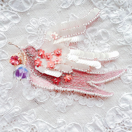 ☆幸運の白ツバメ オートクチュール刺繍ブローチ ハンドメイドガラスの 