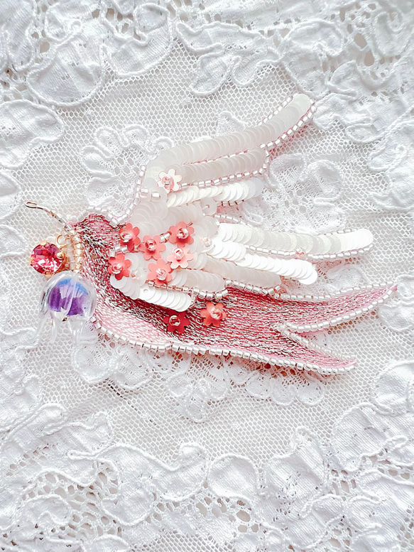 ★幸運の白ツバメ　オートクチュール刺繍ブローチ　ハンドメイドガラスのチューリップ 1枚目の画像