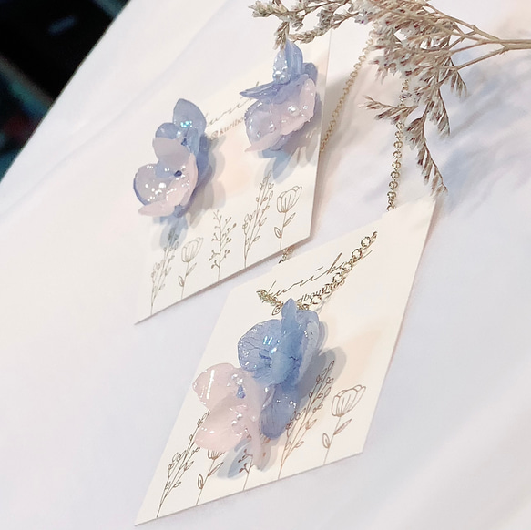 嬰兒粉色和藍色紫色繡球花耳環和項鍊。 第9張的照片