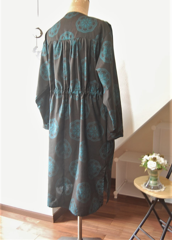 大島紬　華紋のロングはおり　着物リメイク 7枚目の画像