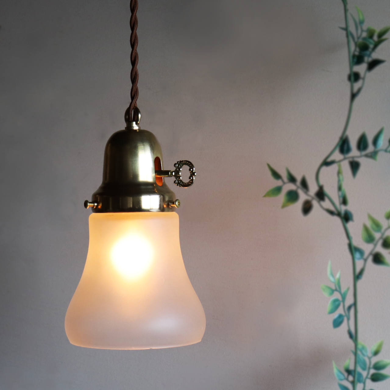 使い勝手の良い USAヴィンテージフロストガラスシェードペンダント