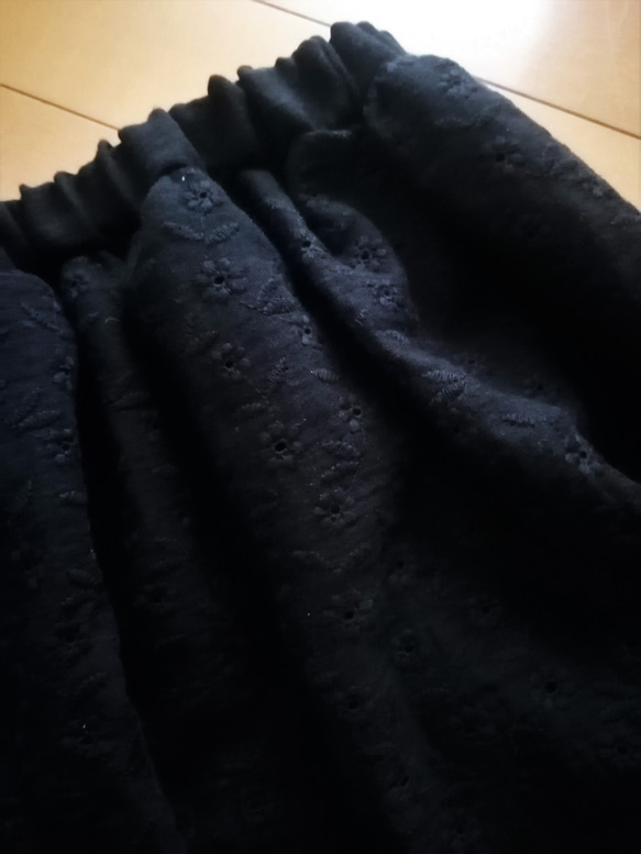 送料無料☆スカラップレース刺繍が素敵なダブルガーゼのギャザースカート　ブラック　フリーサイズ 5枚目の画像