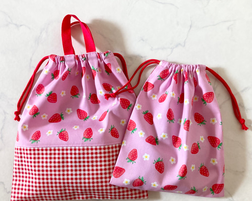 1セット限り在庫処分3割引き☆巾着袋2枚セット（イチゴと小花柄