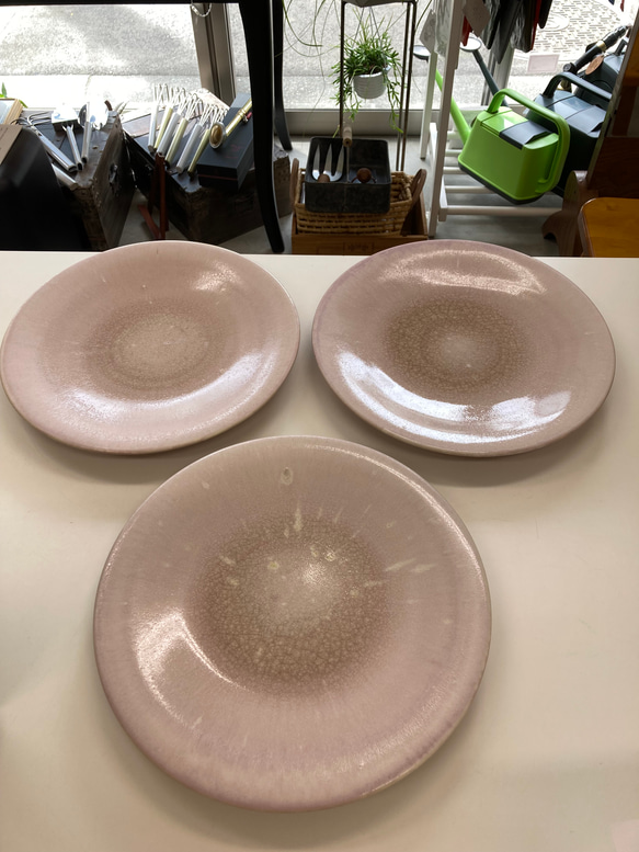 和田山真央さんのピンクの大皿 1枚目の画像