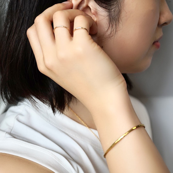 シンプルな真鍮のバングル（S/M）　2mm ゴールド　鎚目　メンズ　ペア　プチギフト　春　夏　華奢　ハロウィン　秋 3枚目の画像