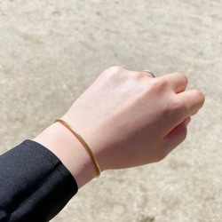 シンプルな真鍮のバングル（S/M）　2mm ゴールド　鎚目　メンズ　ペア　プチギフト　春　夏　華奢　ハロウィン　秋 10枚目の画像