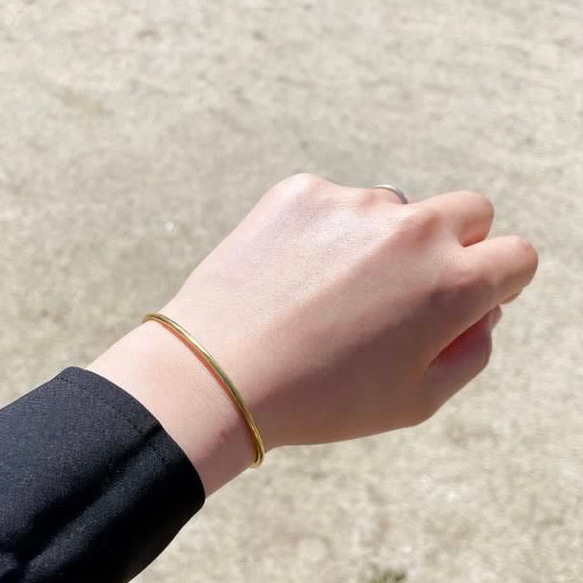 シンプルな真鍮のバングル（S/M）　2mm ゴールド　鎚目　メンズ　ペア　プチギフト　春　夏　華奢　ハロウィン　秋 10枚目の画像