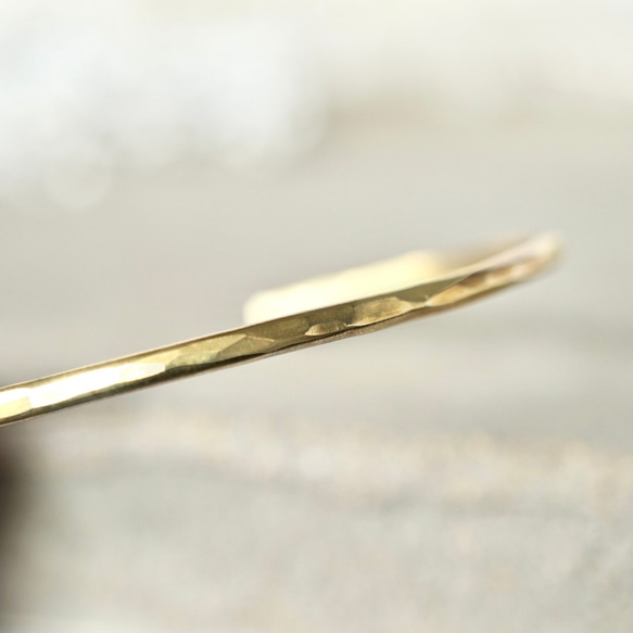 シンプルな真鍮のバングル（S/M）　2mm ゴールド　鎚目　メンズ　ペア　プチギフト　春　夏　華奢　ハロウィン　秋 7枚目の画像