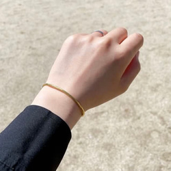 シンプルな真鍮のバングル（S/M）　2mm ゴールド　鎚目　メンズ　ペア　プチギフト　春　夏　華奢　ハロウィン　秋 4枚目の画像
