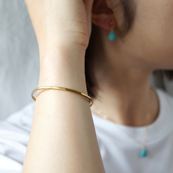 シンプルな真鍮のバングル（S/M）　2mm ゴールド　鎚目　メンズ　ペア　プチギフト　春　夏　華奢　ハロウィン　秋 8枚目の画像