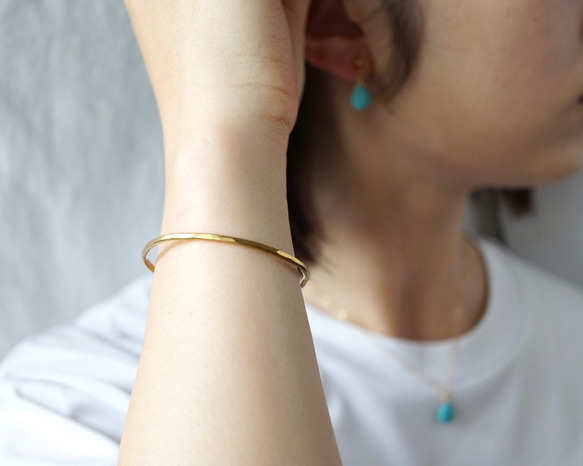 シンプルな真鍮のバングル（S/M）　2mm ゴールド　鎚目　メンズ　ペア　プチギフト　春　夏　華奢　ハロウィン　秋 8枚目の画像