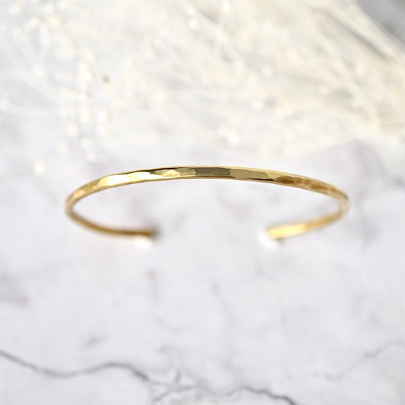 シンプルな真鍮のバングル（S/M）　2mm ゴールド　鎚目　メンズ　ペア　プチギフト　春　夏　華奢　ハロウィン　秋 12枚目の画像