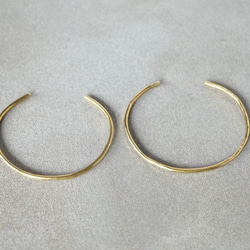 シンプルな真鍮のバングル（S/M）　2mm ゴールド　鎚目　メンズ　ペア　プチギフト　春　夏　華奢　ハロウィン　秋 11枚目の画像