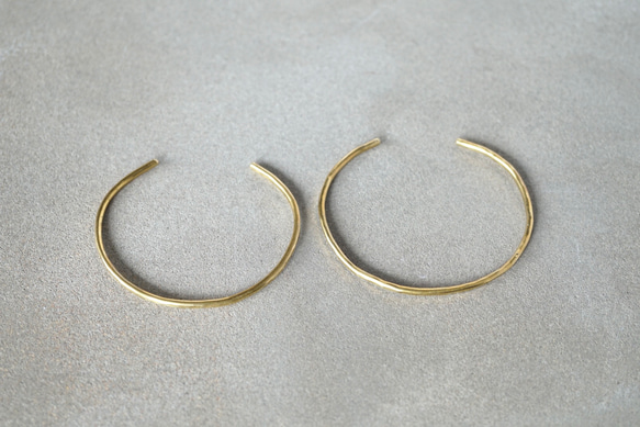 シンプルな真鍮のバングル（S/M）　2mm ゴールド　鎚目　メンズ　ペア　プチギフト　春　夏　華奢　ハロウィン　秋 11枚目の画像