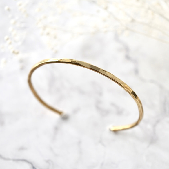 シンプルな真鍮のバングル（S/M）　2mm ゴールド　鎚目　メンズ　ペア　プチギフト　春　夏　華奢　ハロウィン　秋 2枚目の画像