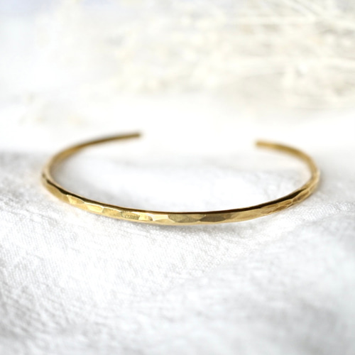 シンプルな真鍮のバングル（S/M） 2mm ゴールド 鎚目 メンズ ペア プチ