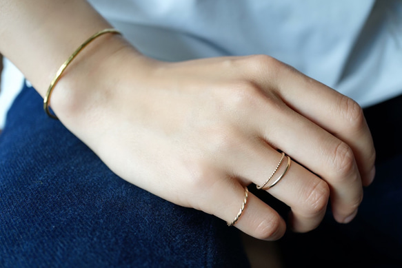 シンプルな真鍮のバングル（S/M）　2mm ゴールド　鎚目　メンズ　ペア　プチギフト　春　夏　華奢　ハロウィン　秋 6枚目の画像