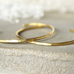 シンプルな真鍮のバングル（S/M）　2mm ゴールド　鎚目　メンズ　ペア　プチギフト　春　夏　華奢　ハロウィン　秋 9枚目の画像
