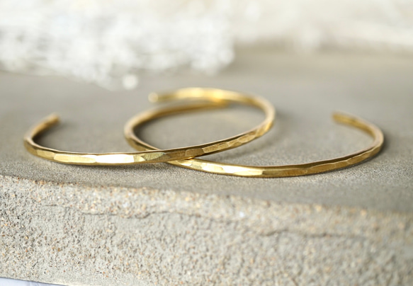 シンプルな真鍮のバングル（S/M）　2mm ゴールド　鎚目　メンズ　ペア　プチギフト　春　夏　華奢　ハロウィン　秋 9枚目の画像