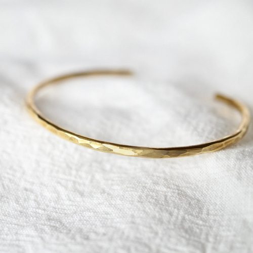 シンプルな真鍮のバングル（S/M） 2mm ゴールド 鎚目 メンズ ペア プチ