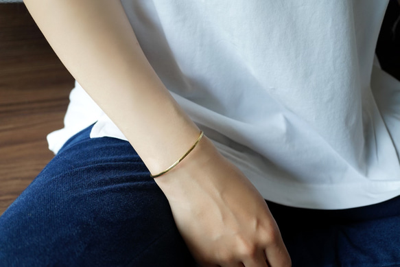 シンプルな真鍮のバングル（S/M）　2mm ゴールド　鎚目　メンズ　ペア　プチギフト　春　夏　華奢　ハロウィン　秋 1枚目の画像