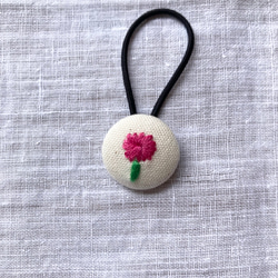 「野の花」ミニヘアゴム　生成りにピンクのお花がかわいい刺繍くるみボタンのヘアゴム 2枚目の画像