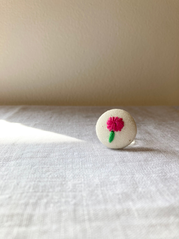 「野の花」ミニヘアゴム　生成りにピンクのお花がかわいい刺繍くるみボタンのヘアゴム 1枚目の画像