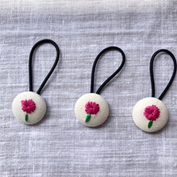 「野の花」ミニヘアゴム　生成りにピンクのお花がかわいい刺繍くるみボタンのヘアゴム 4枚目の画像