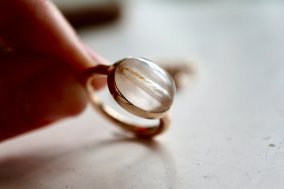 K10[silkの輝きwhite cat's eye topaz]ring 3枚目の画像