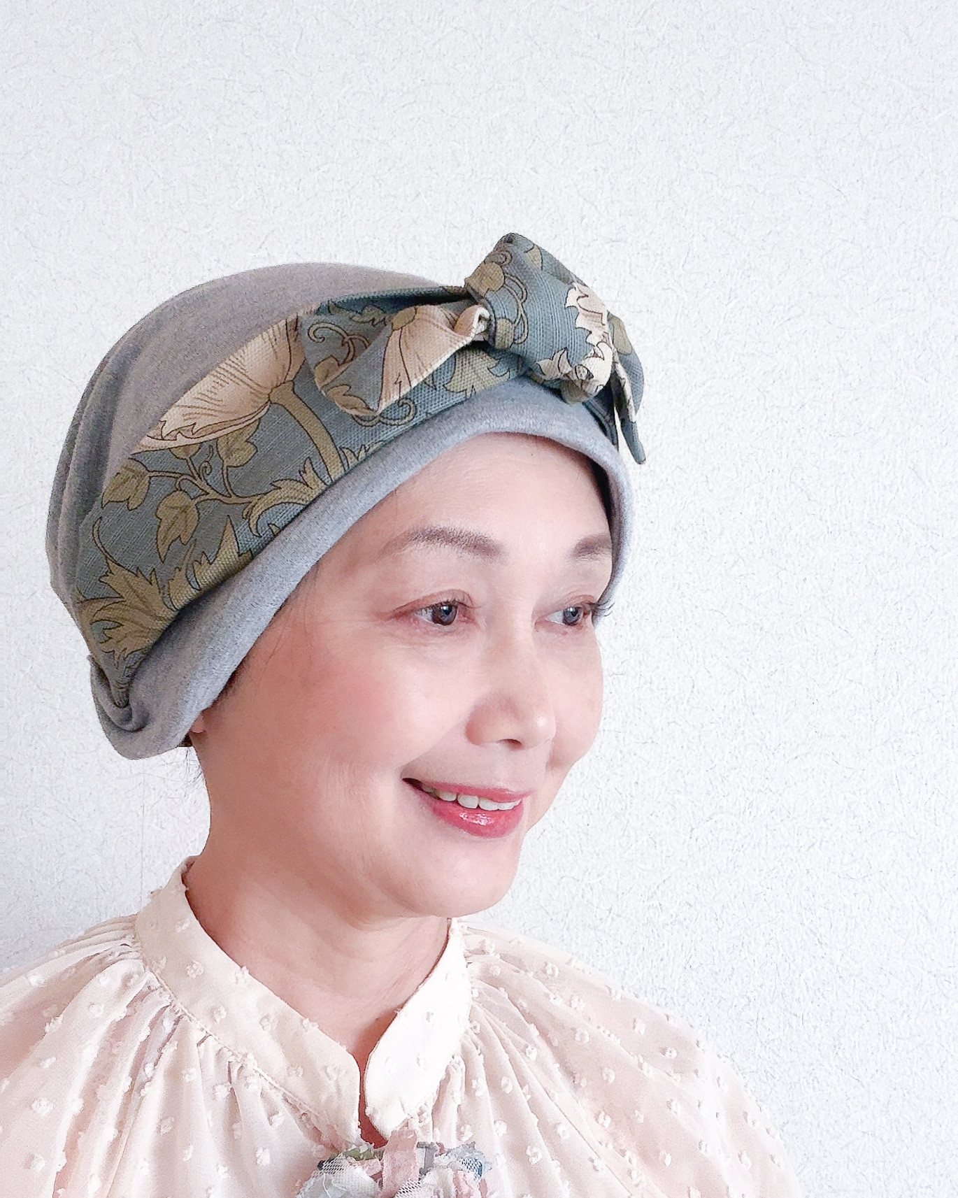 人気の　リラックス＆ちょっとお出かけ用　チェンジターバン　キャップ　生成ベージュ✖️ アネモネ　ケア帽子