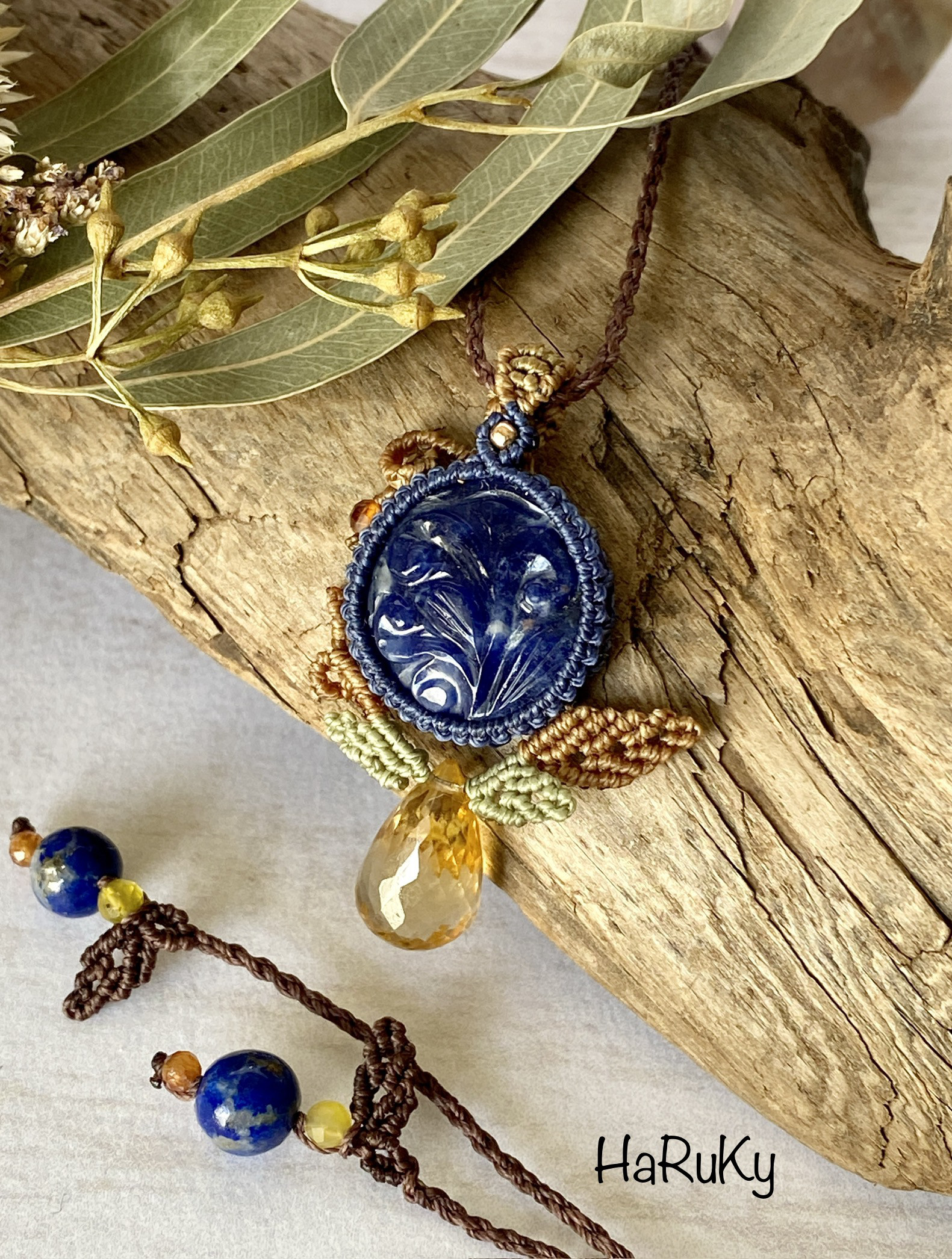 ソーダライト♢ボタニカルハンドカービング＋シトリンのビーズ