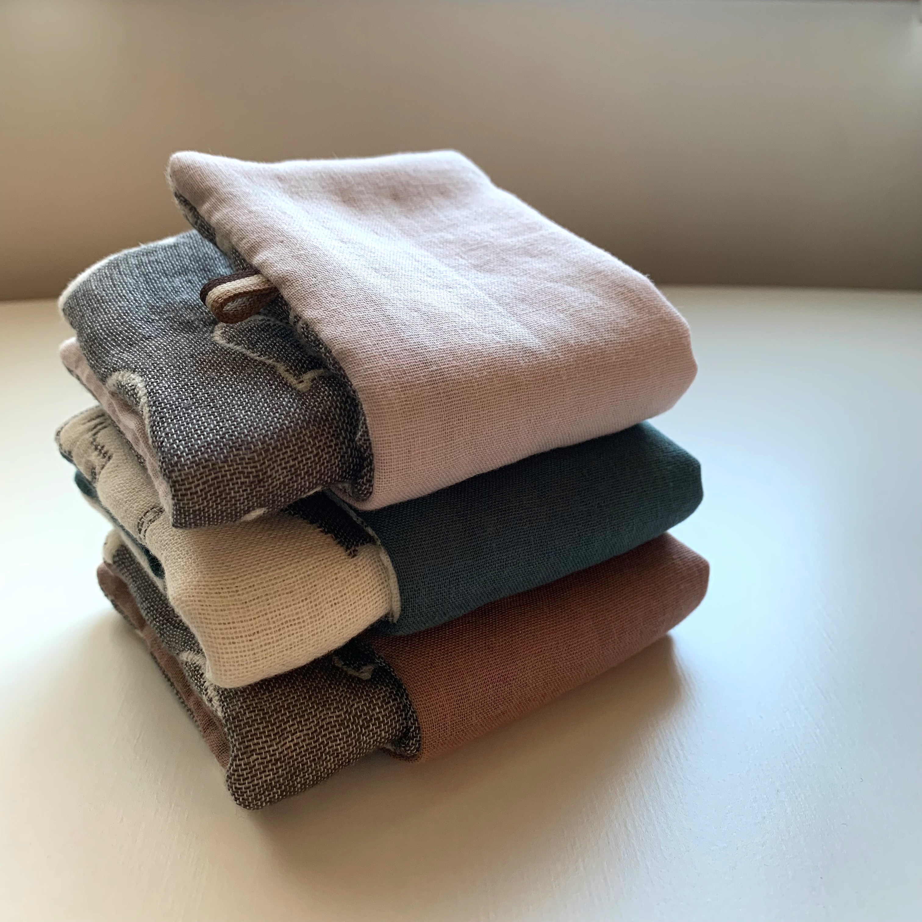 8重ガーゼ　ハーフハンカチ　花&蝶々 8重ガーゼ ハーフハンカチ 花&蝶々