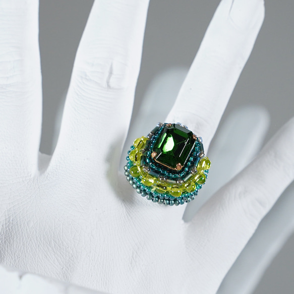 おしゃべりな指輪93 フリーサイズ　ビーズ刺繍のリング　グリーン 2枚目の画像
